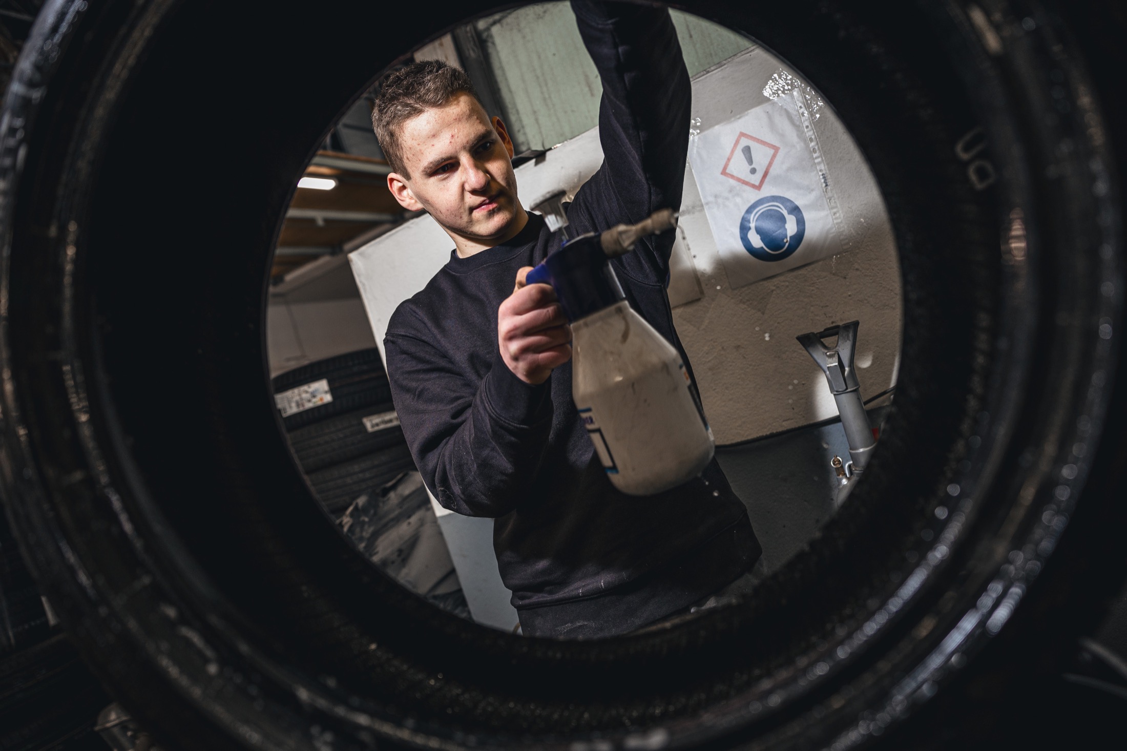 Reifen-Detailaufnahme mit Werkzeug im Werkstattalltag