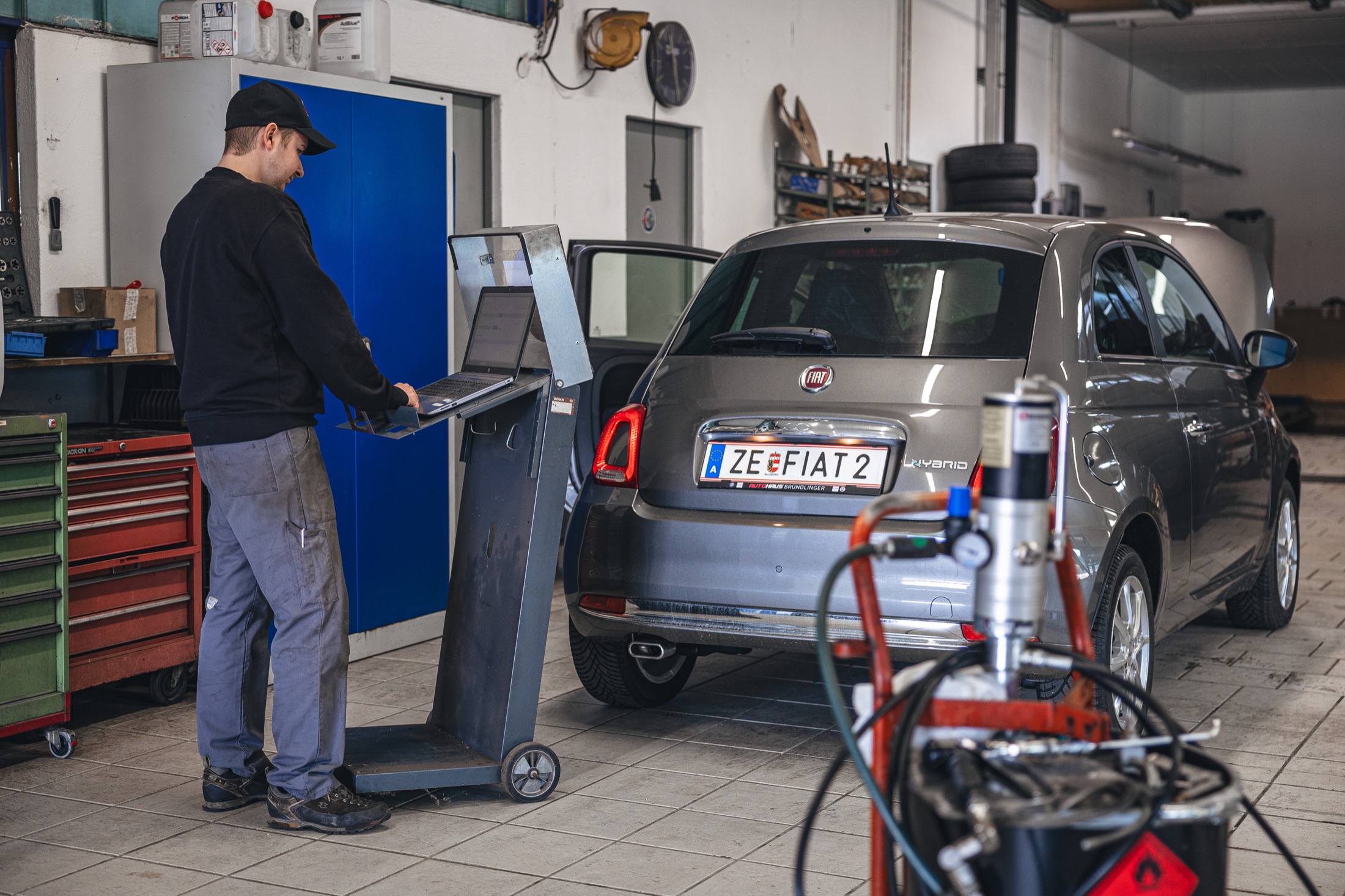 Fahrzeugdiagnose in der Werkstatt mit digitalem Prüfstand