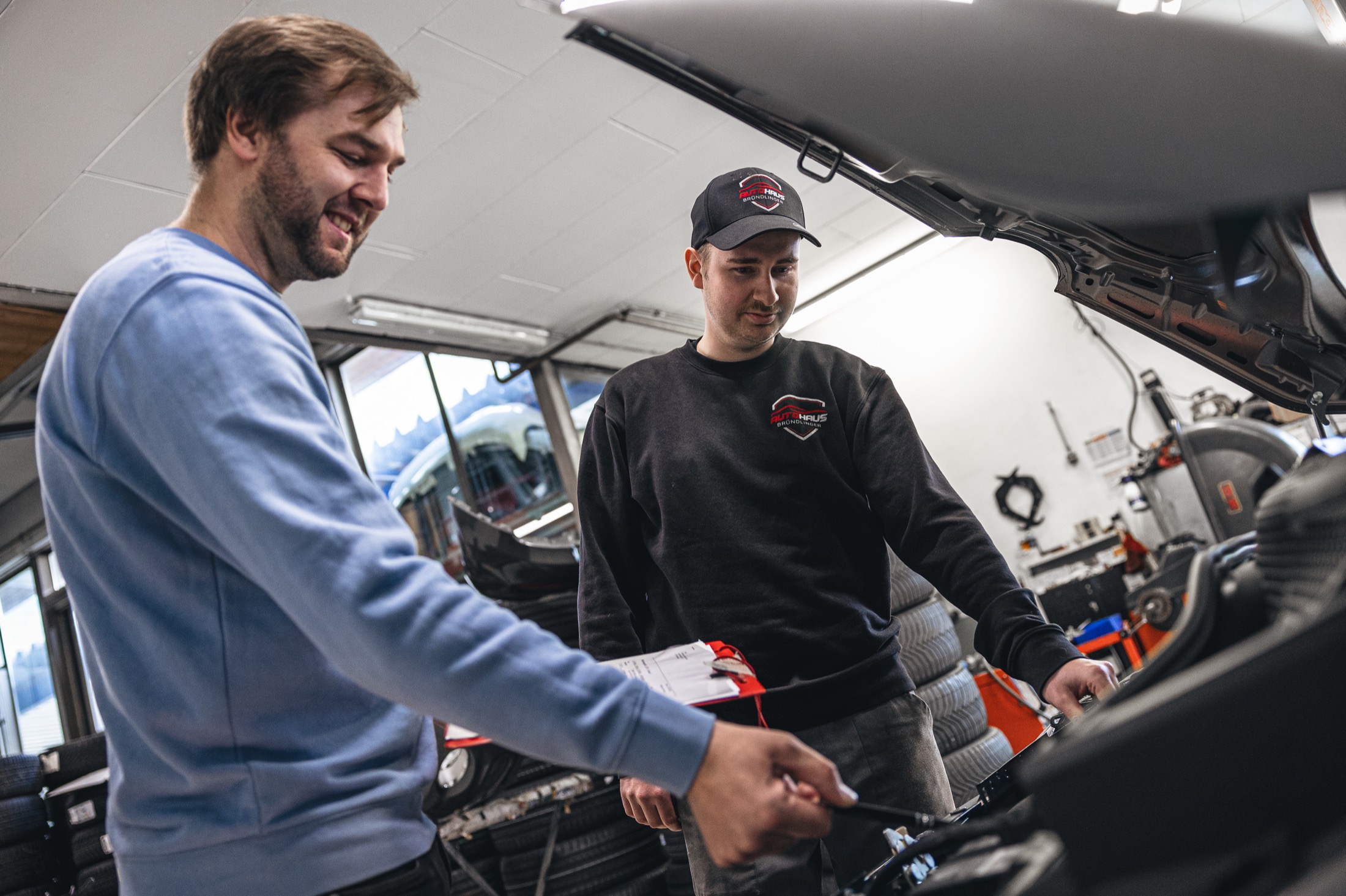 Technische Sichtprüfung im Motorraum im Autohaus Bründlinger