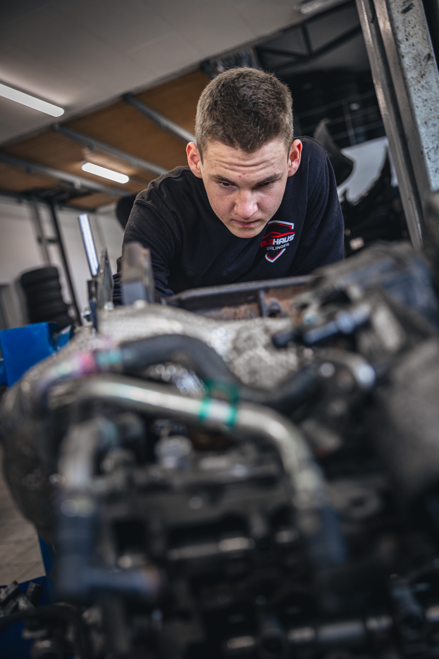 Kontrollsituation mit konzentriertem Blick für eine präzise Bewertung