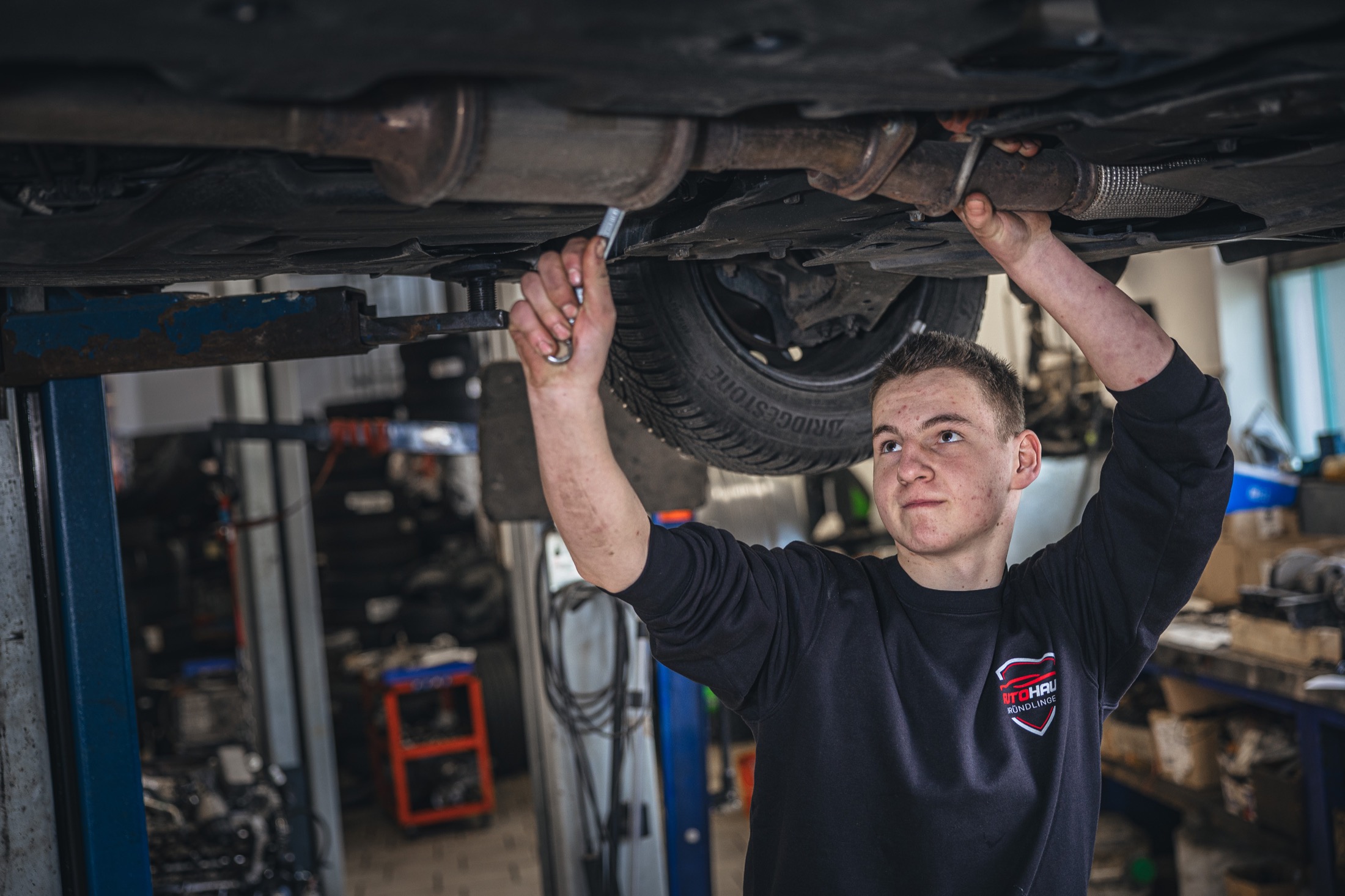 Fachgerechte Prüfung und Reparaturarbeiten an der Fahrzeugunterseite