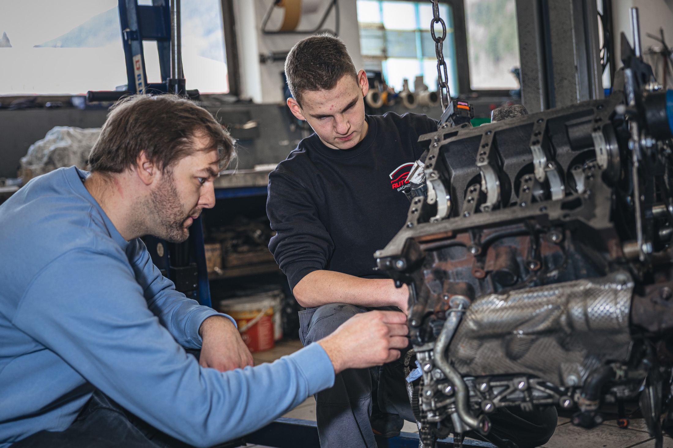 Gemeinsame Schadensbegutachtung und Reparaturplanung in der Werkstatt