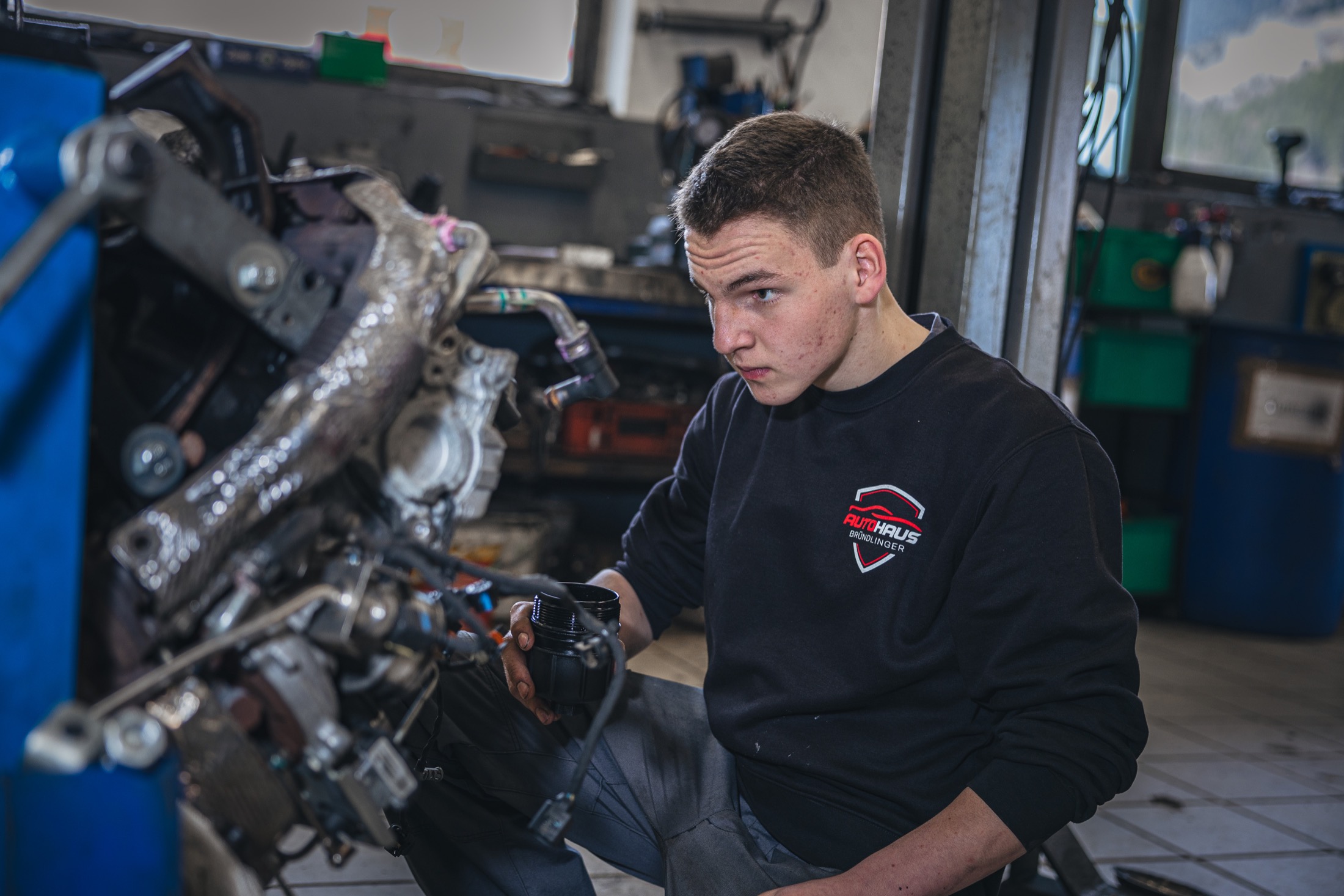 Technische Servicearbeit am Motorblock in der Werkstatt