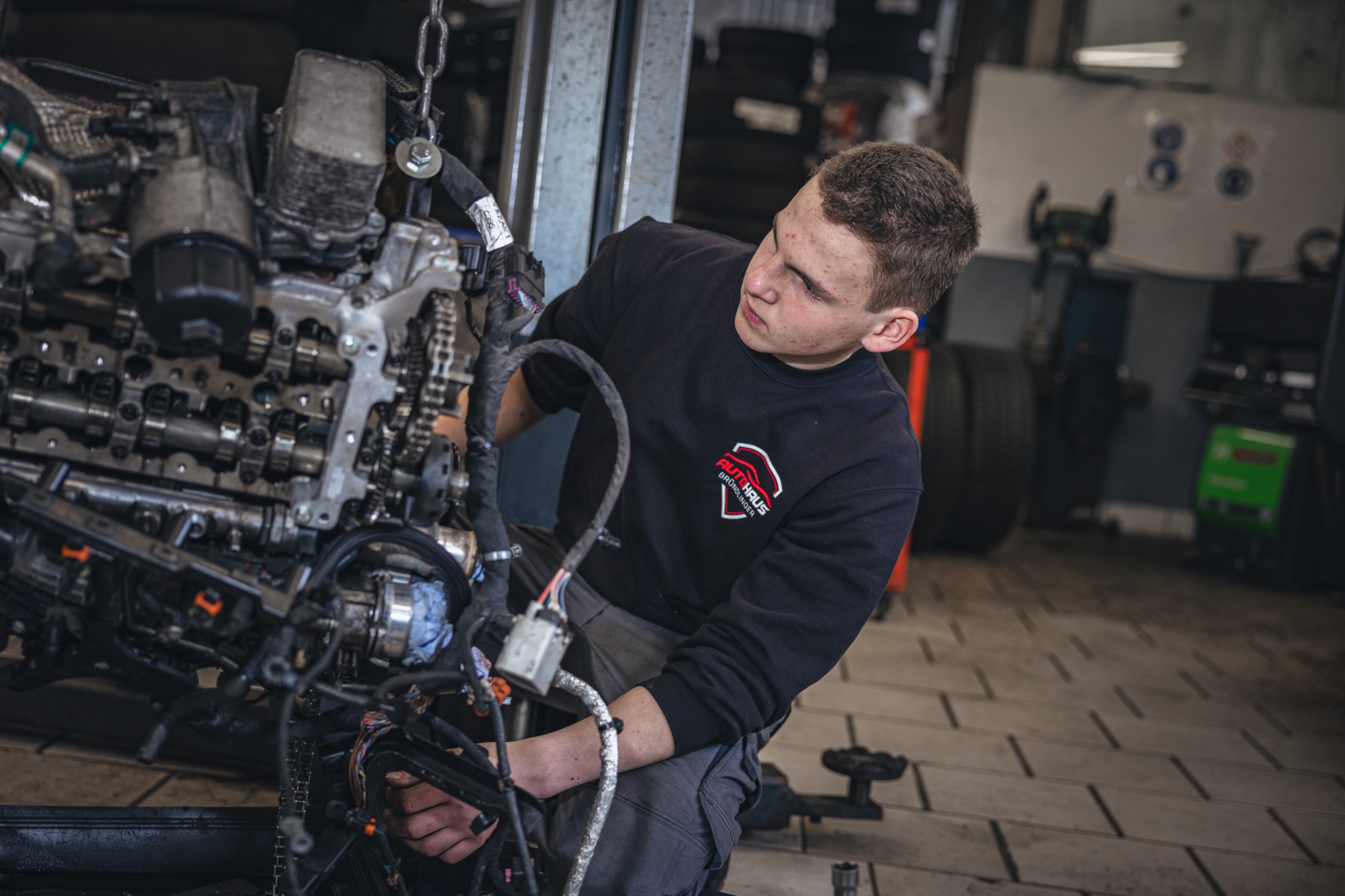 Motor- und Teile-Nahaufnahme als Fokus auf Originalkomponenten